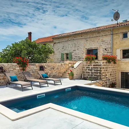 Holiday home Kurili No14 *